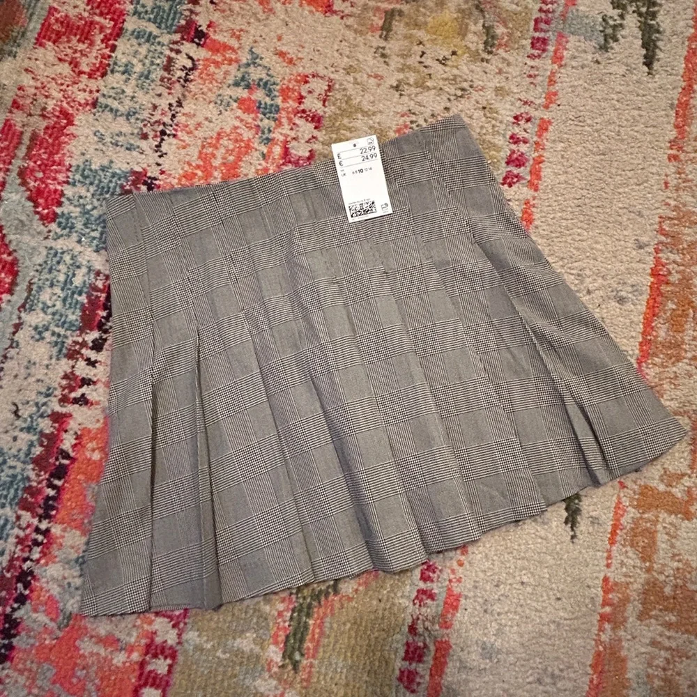 NWT H&M Classic Gray Plaid Women's Skirt. Size US 6